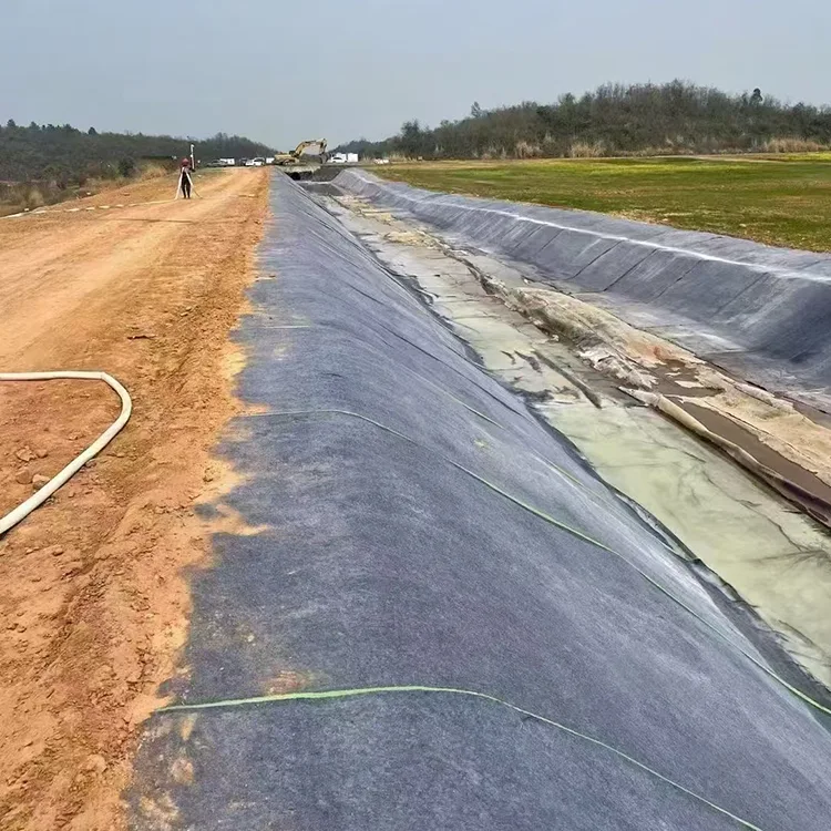 Betonowy koc chroniący staw rybny